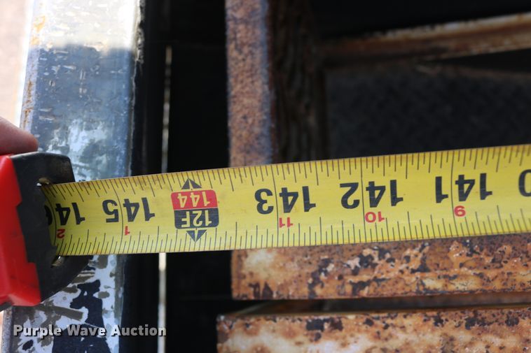 image for item DD6147 2009 Ford F550 Super Duty  utility truck with post puller