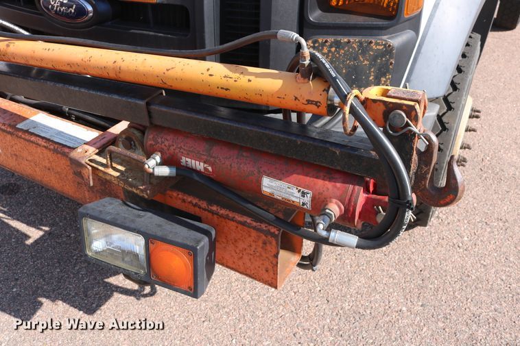 image for item DD6147 2009 Ford F550 Super Duty  utility truck with post puller