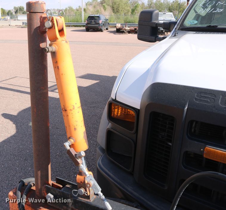 image for item DD6147 2009 Ford F550 Super Duty  utility truck with post puller