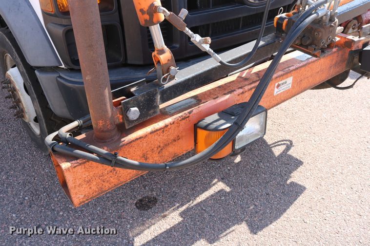 image for item DD6147 2009 Ford F550 Super Duty  utility truck with post puller