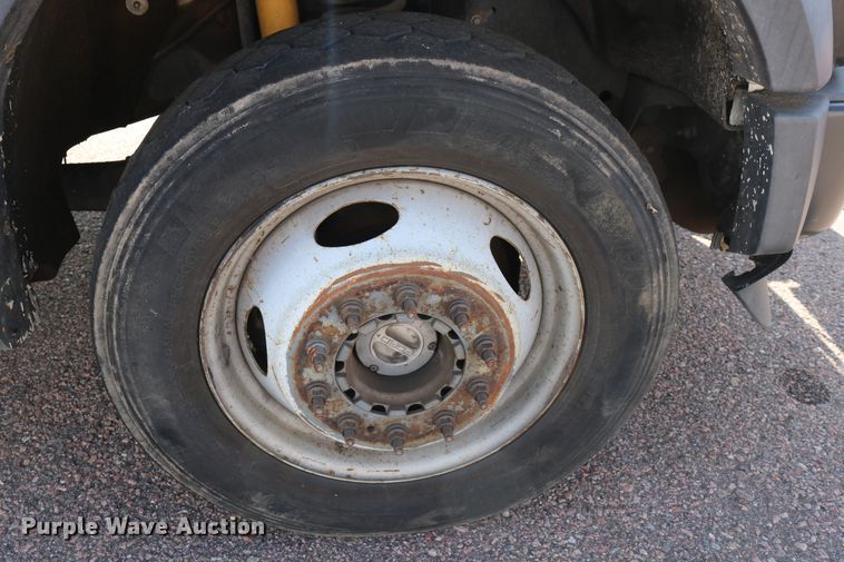 image for item DD6147 2009 Ford F550 Super Duty  utility truck with post puller