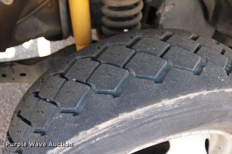 image for item DD6147 2009 Ford F550 Super Duty  utility truck with post puller