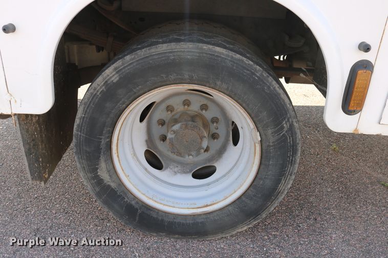 image for item DD6147 2009 Ford F550 Super Duty  utility truck with post puller