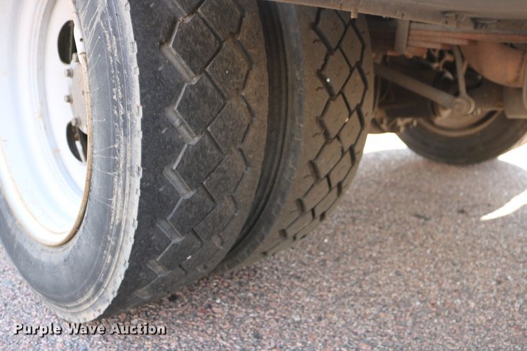 image for item DD6147 2009 Ford F550 Super Duty  utility truck with post puller