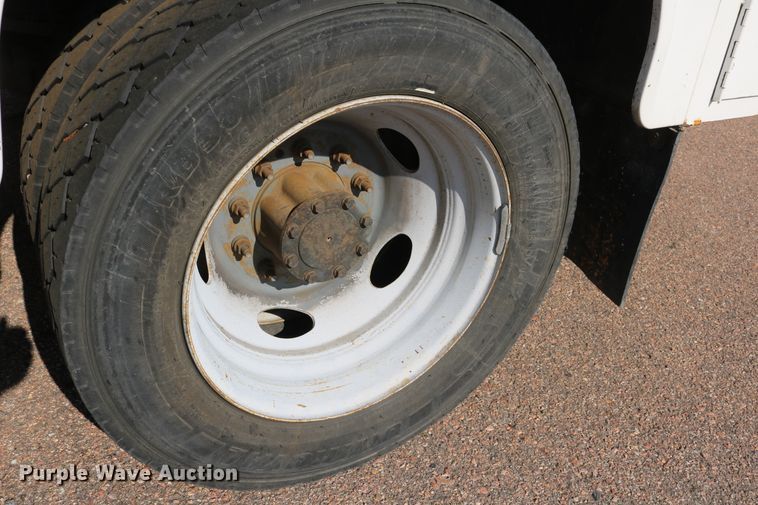 image for item DD6147 2009 Ford F550 Super Duty  utility truck with post puller