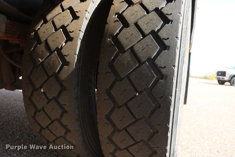 image for item DD6147 2009 Ford F550 Super Duty  utility truck with post puller