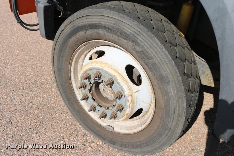 image for item DD6147 2009 Ford F550 Super Duty  utility truck with post puller