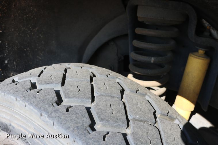 image for item DD6147 2009 Ford F550 Super Duty  utility truck with post puller