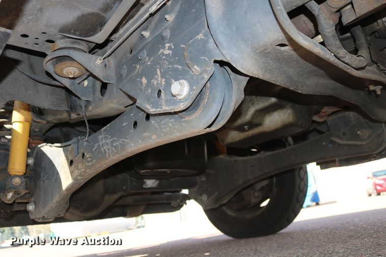 image for item DD6147 2009 Ford F550 Super Duty  utility truck with post puller