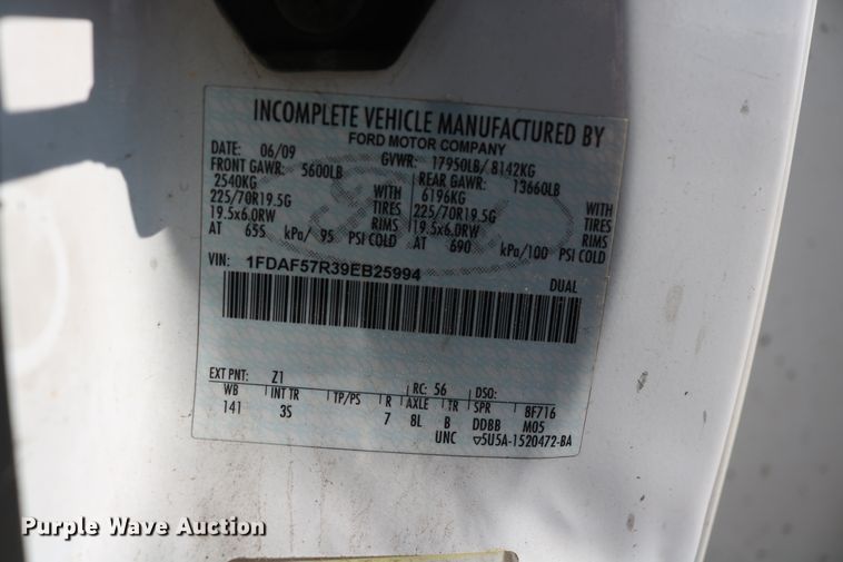 image for item DD6147 2009 Ford F550 Super Duty  utility truck with post puller