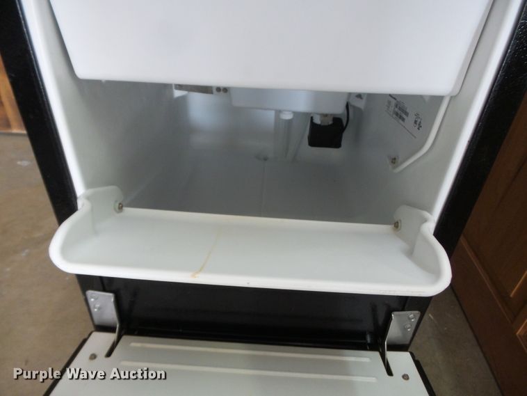 image for item DH3906 Kitchen Aid ice maker