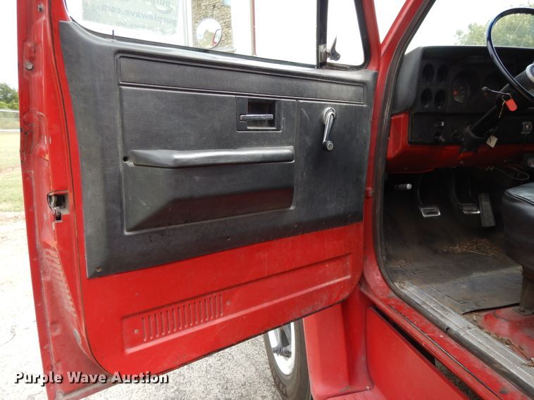 image for item DI7669 1984 GMC 7000  utility truck