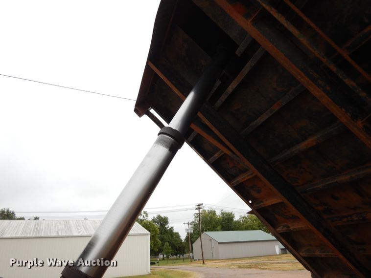 image for item DJ4483 1991 International 4700  dump truck