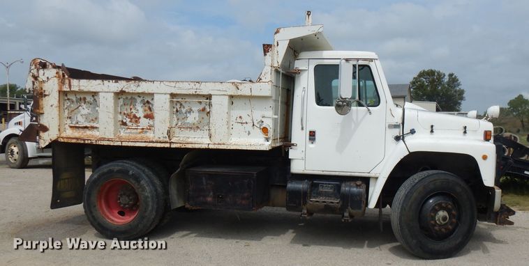 image for item FN9453 1986 International S1700  dump truck