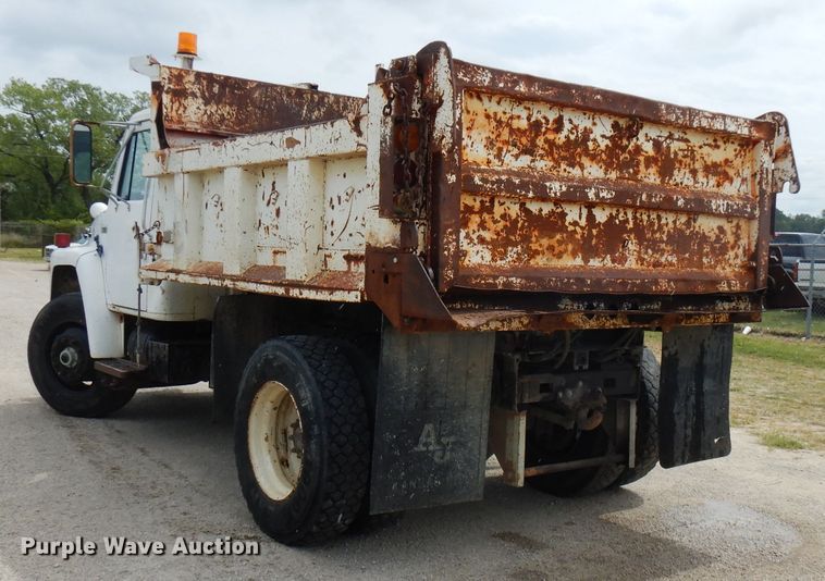 image for item FN9453 1986 International S1700  dump truck