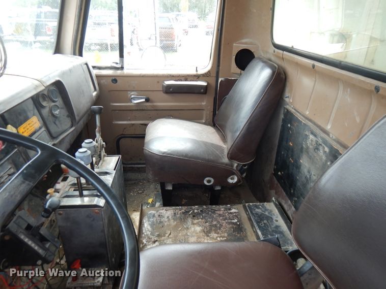 image for item FN9453 1986 International S1700  dump truck