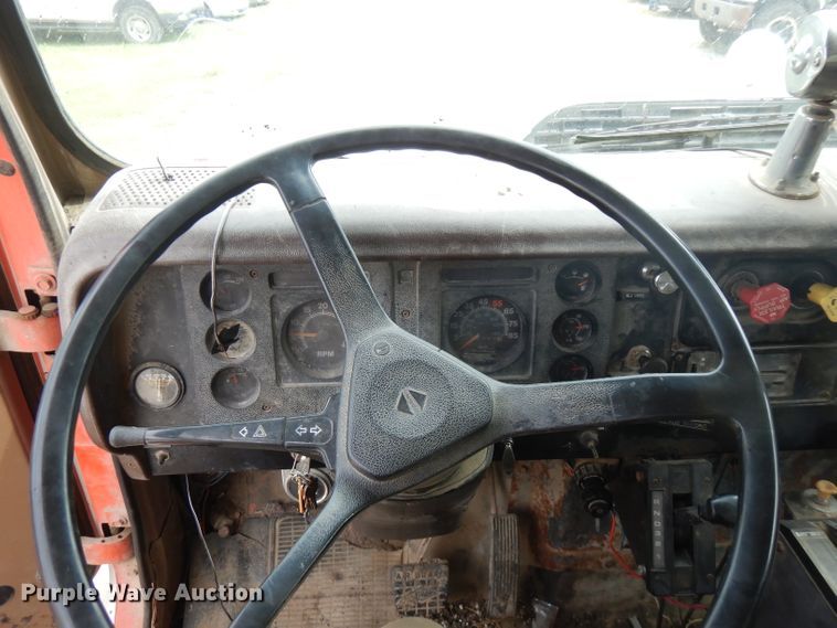 image for item FN9453 1986 International S1700  dump truck