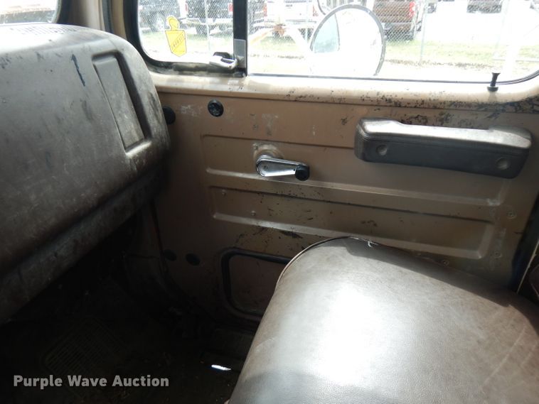 image for item FN9453 1986 International S1700  dump truck