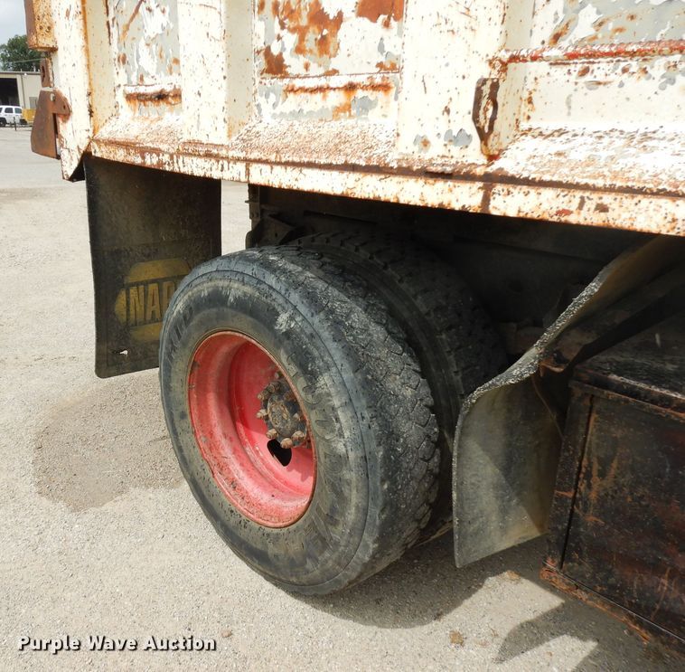 image for item FN9453 1986 International S1700  dump truck
