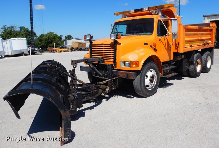 image for item FR9750 2001 International 4900  dump truck