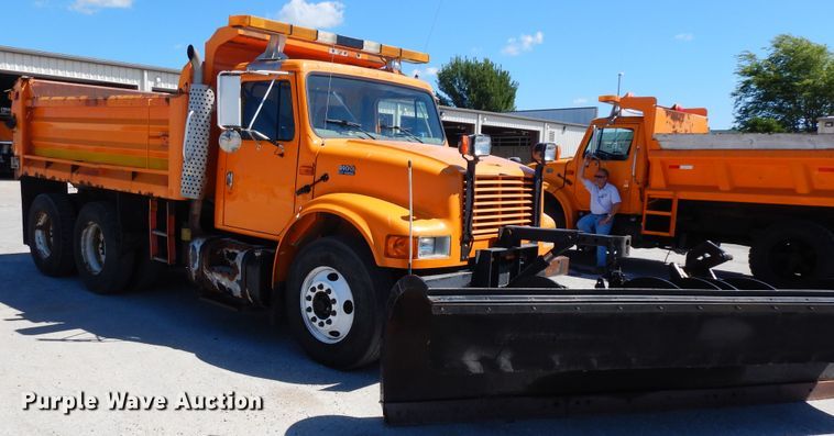 image for item FR9750 2001 International 4900  dump truck