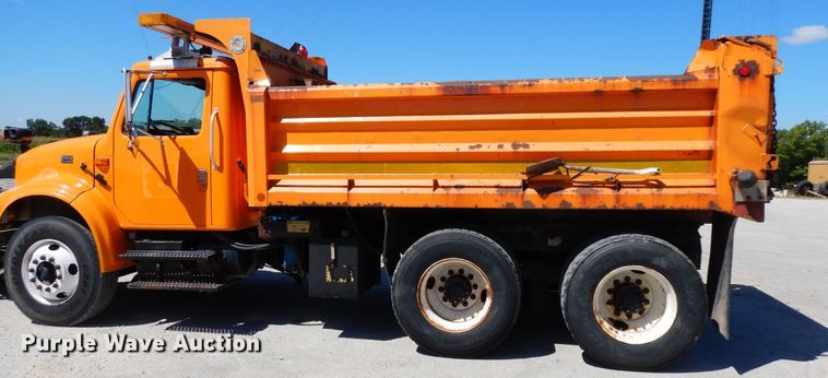 image for item FR9750 2001 International 4900  dump truck