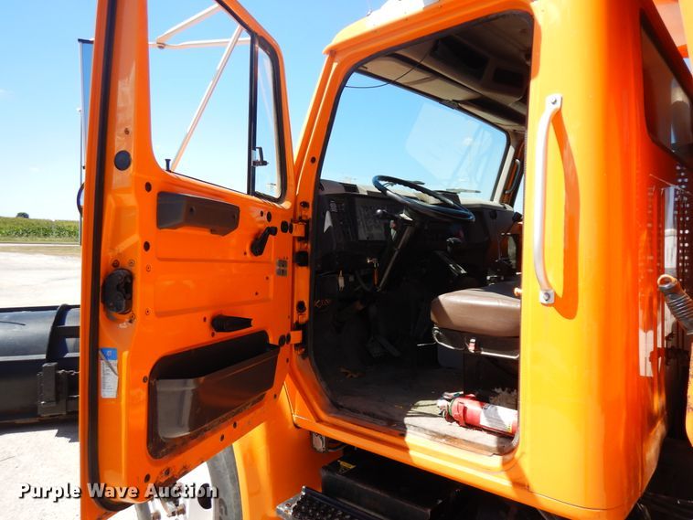 image for item FR9750 2001 International 4900  dump truck