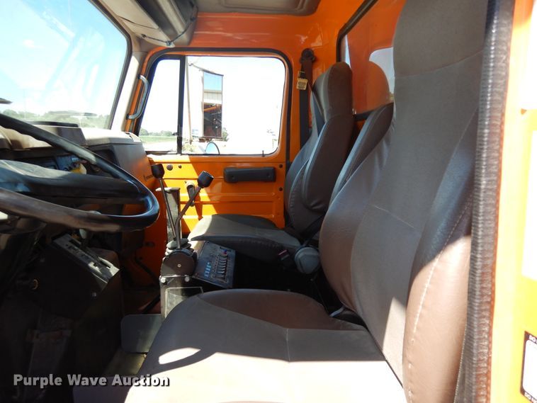 image for item FR9750 2001 International 4900  dump truck