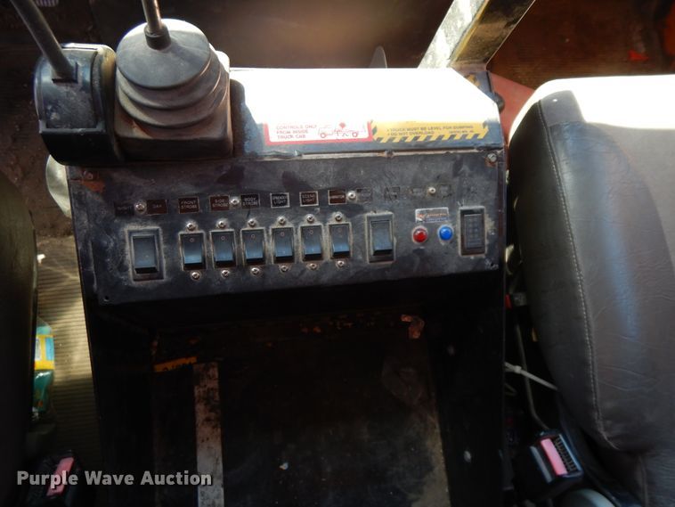 image for item FR9750 2001 International 4900  dump truck