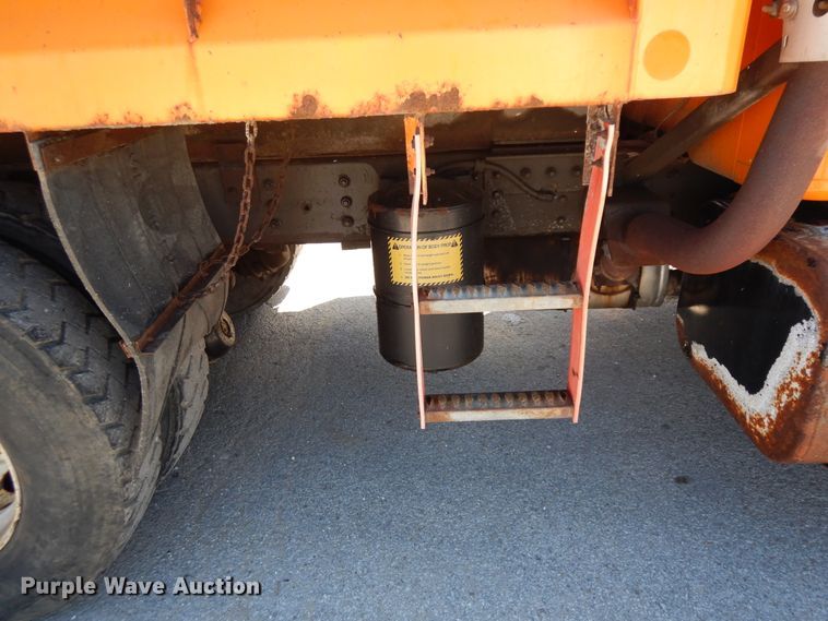 image for item FR9750 2001 International 4900  dump truck