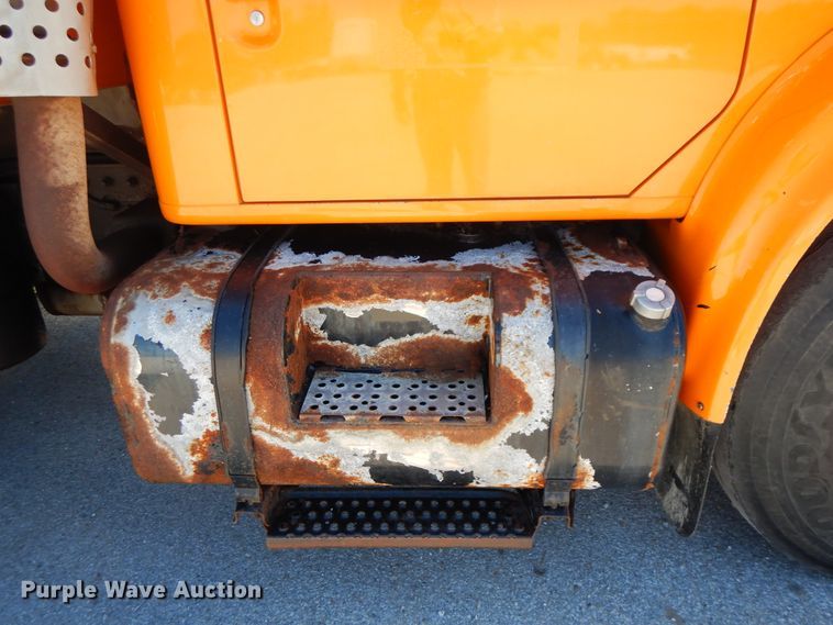 image for item FR9750 2001 International 4900  dump truck