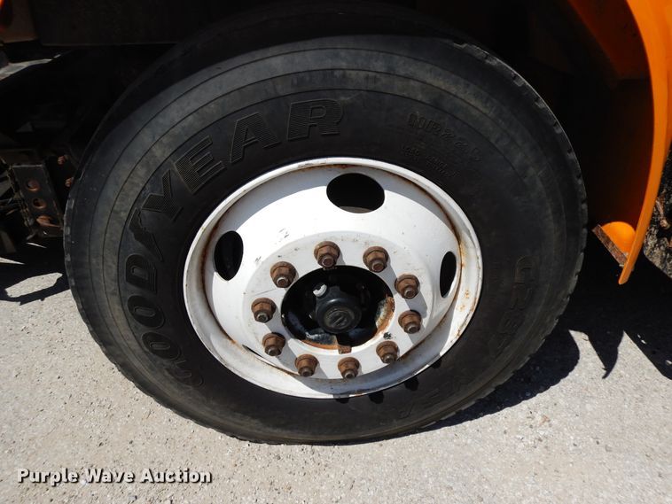 image for item FR9750 2001 International 4900  dump truck