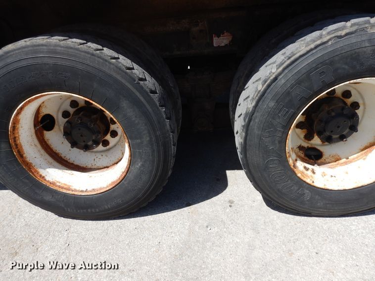 image for item FR9750 2001 International 4900  dump truck