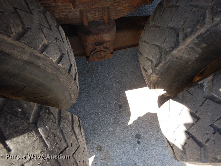 image for item FR9750 2001 International 4900  dump truck