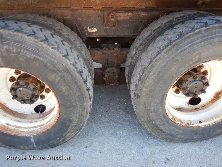 image for item FR9750 2001 International 4900  dump truck