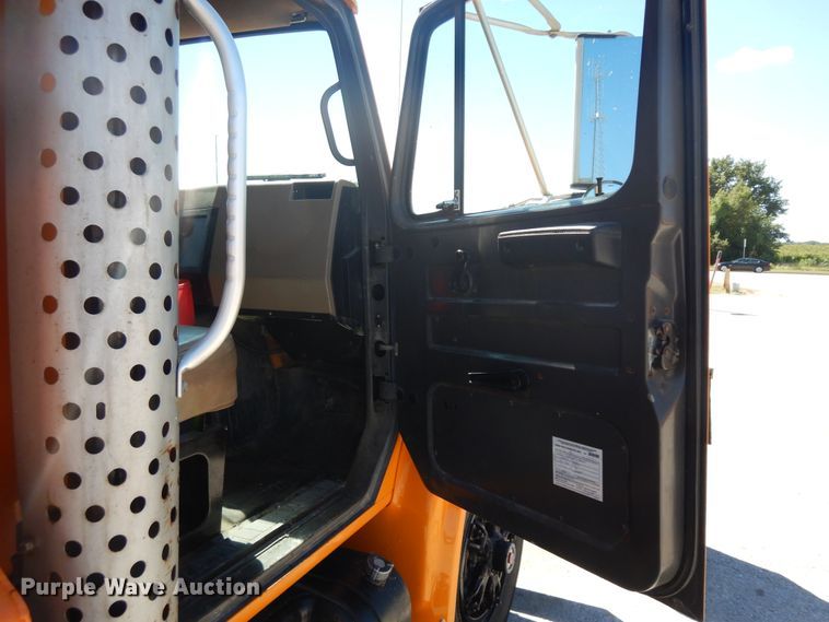 image for item FR9751 1995 International 4900  dump truck