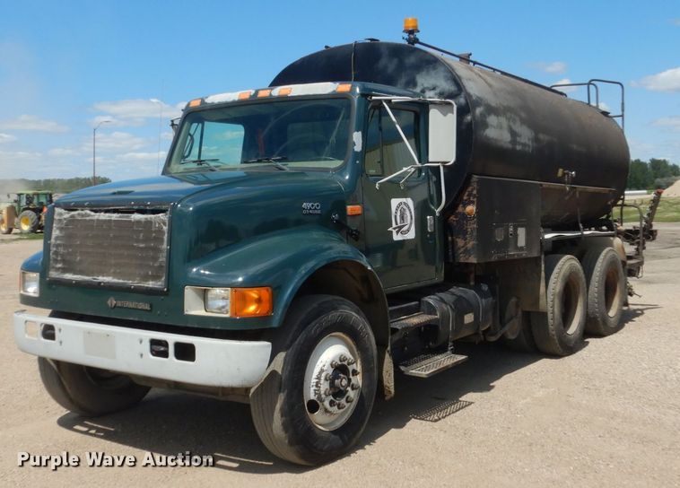 image for item FT9010 2001 International 4900  oil distributor truck