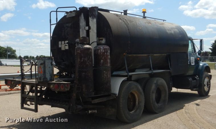 image for item FT9010 2001 International 4900  oil distributor truck