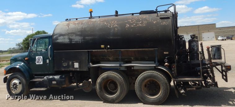 image for item FT9010 2001 International 4900  oil distributor truck
