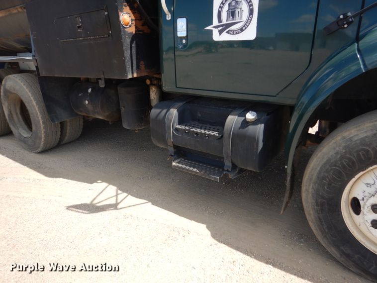 image for item FT9010 2001 International 4900  oil distributor truck