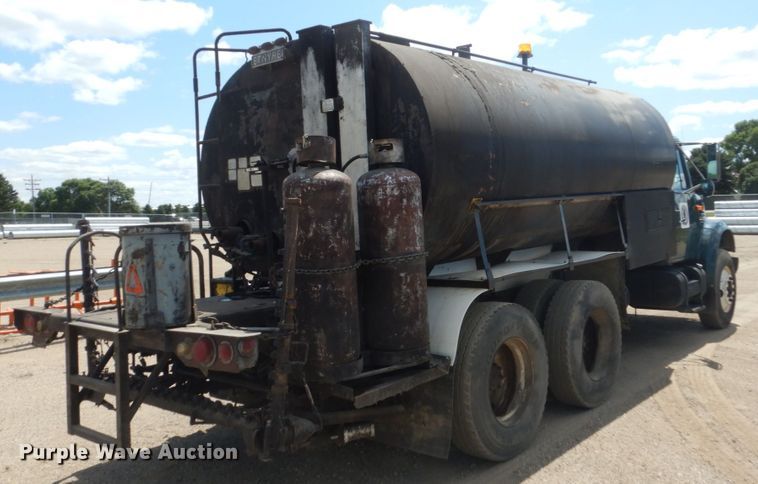 image for item FT9010 2001 International 4900  oil distributor truck