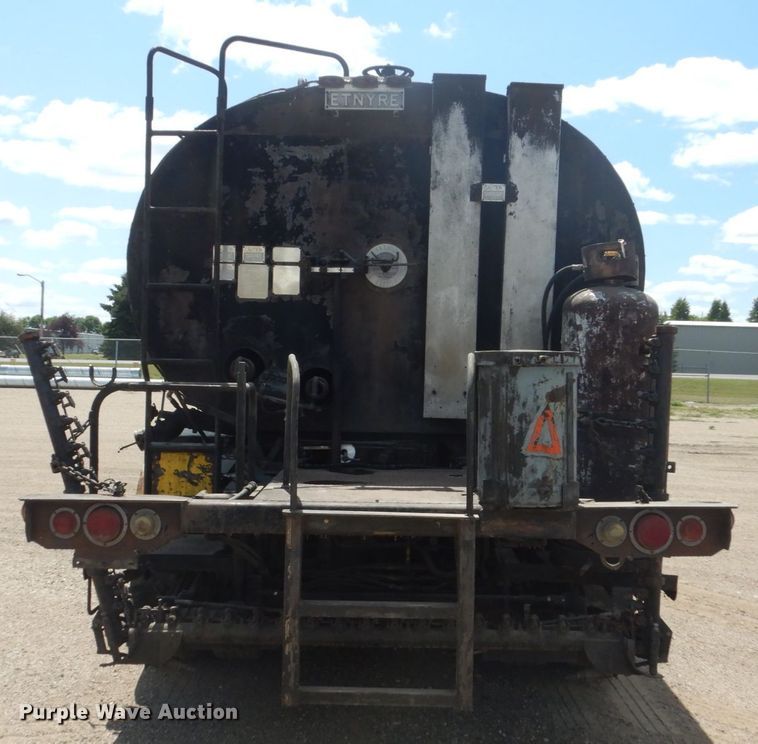 image for item FT9010 2001 International 4900  oil distributor truck