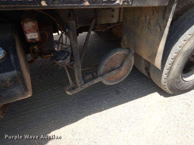 image for item FT9010 2001 International 4900  oil distributor truck