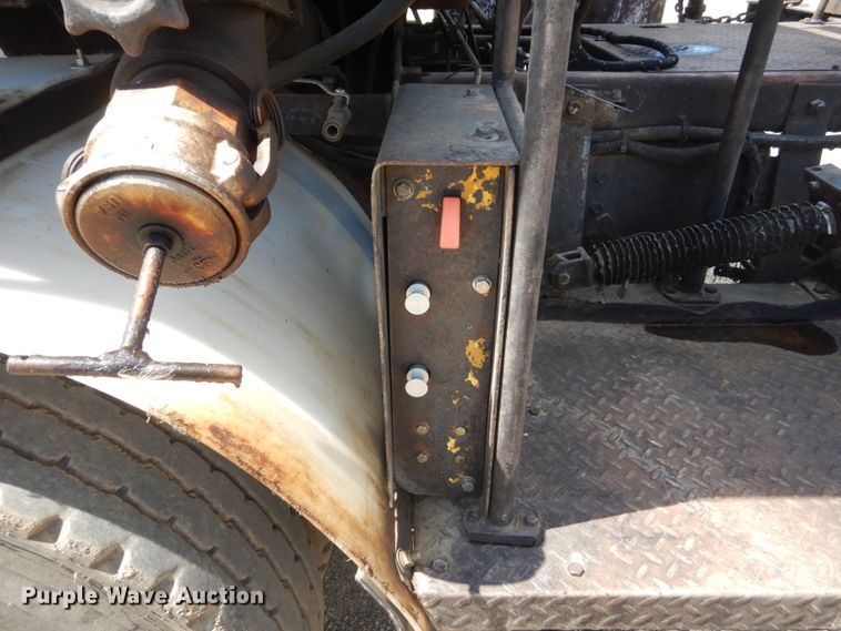 image for item FT9010 2001 International 4900  oil distributor truck