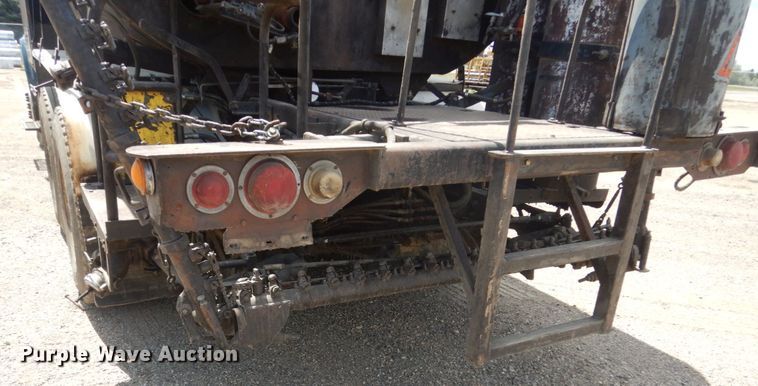 image for item FT9010 2001 International 4900  oil distributor truck