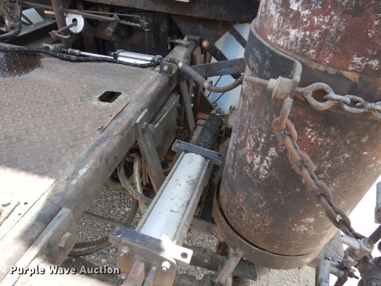 image for item FT9010 2001 International 4900  oil distributor truck