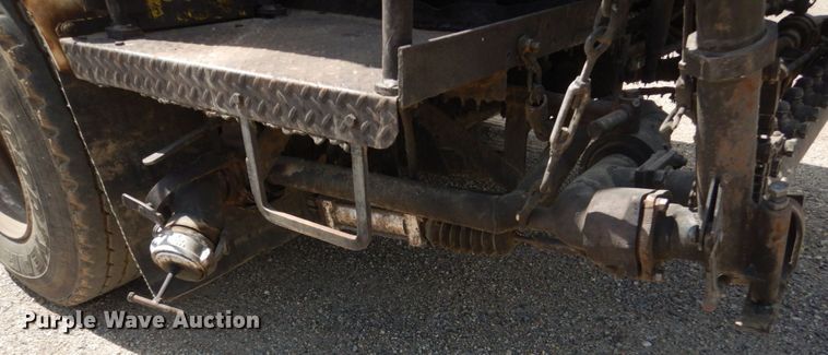 image for item FT9010 2001 International 4900  oil distributor truck