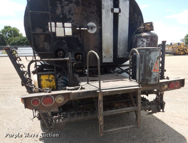 image for item FT9010 2001 International 4900  oil distributor truck