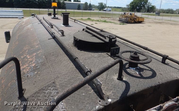 image for item FT9010 2001 International 4900  oil distributor truck