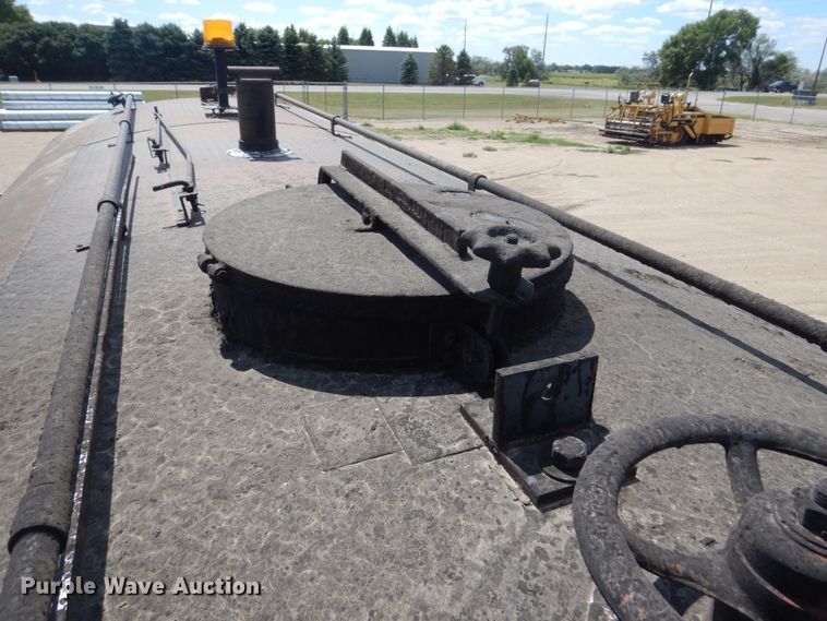 image for item FT9010 2001 International 4900  oil distributor truck